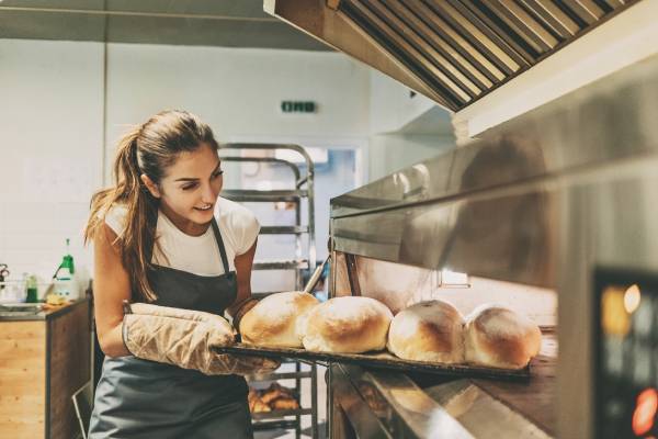 What’s the Difference Between Retail and Wholesale Baking Supplies?